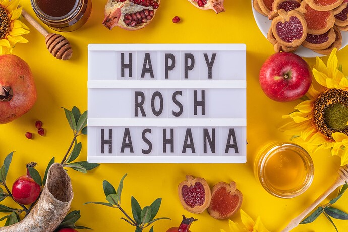 rosh-hashana-jewish-holiday-background-with-red-apples-honey-pomegranate-shofar-goblet-jewish-new-year-holiday-with-traditional-symbols-happy-rosh-hashana-greeting-card